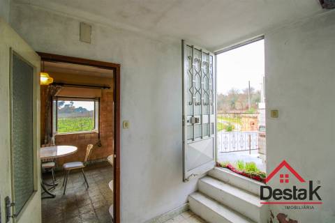 Moradia V3 para Remodelar em São João de Lourosa – Viseu