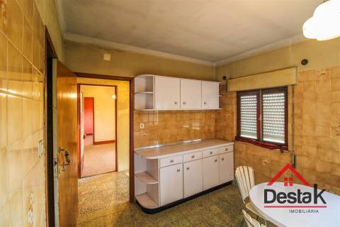 Moradia V3 para Remodelar em São João de Lourosa – Viseu