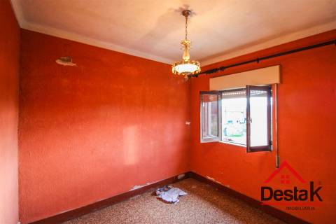 Moradia V3 para Remodelar em São João de Lourosa – Viseu