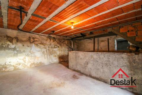 Moradia V3 para Remodelar em São João de Lourosa – Viseu