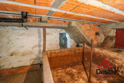 Moradia V3 para Remodelar em São João de Lourosa – Viseu