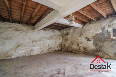 Moradia V3 para Remodelar em São João de Lourosa – Viseu