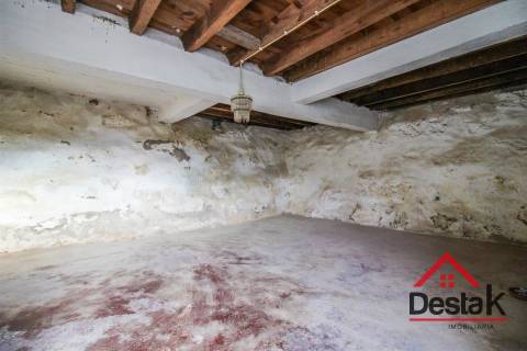 Moradia V3 para Remodelar em São João de Lourosa – Viseu