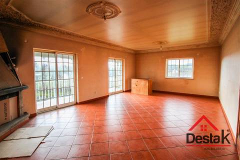 Moradia geminada V3 situada em Santa Comba Dão