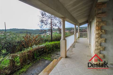 Moradia geminada V3 situada em Santa Comba Dão