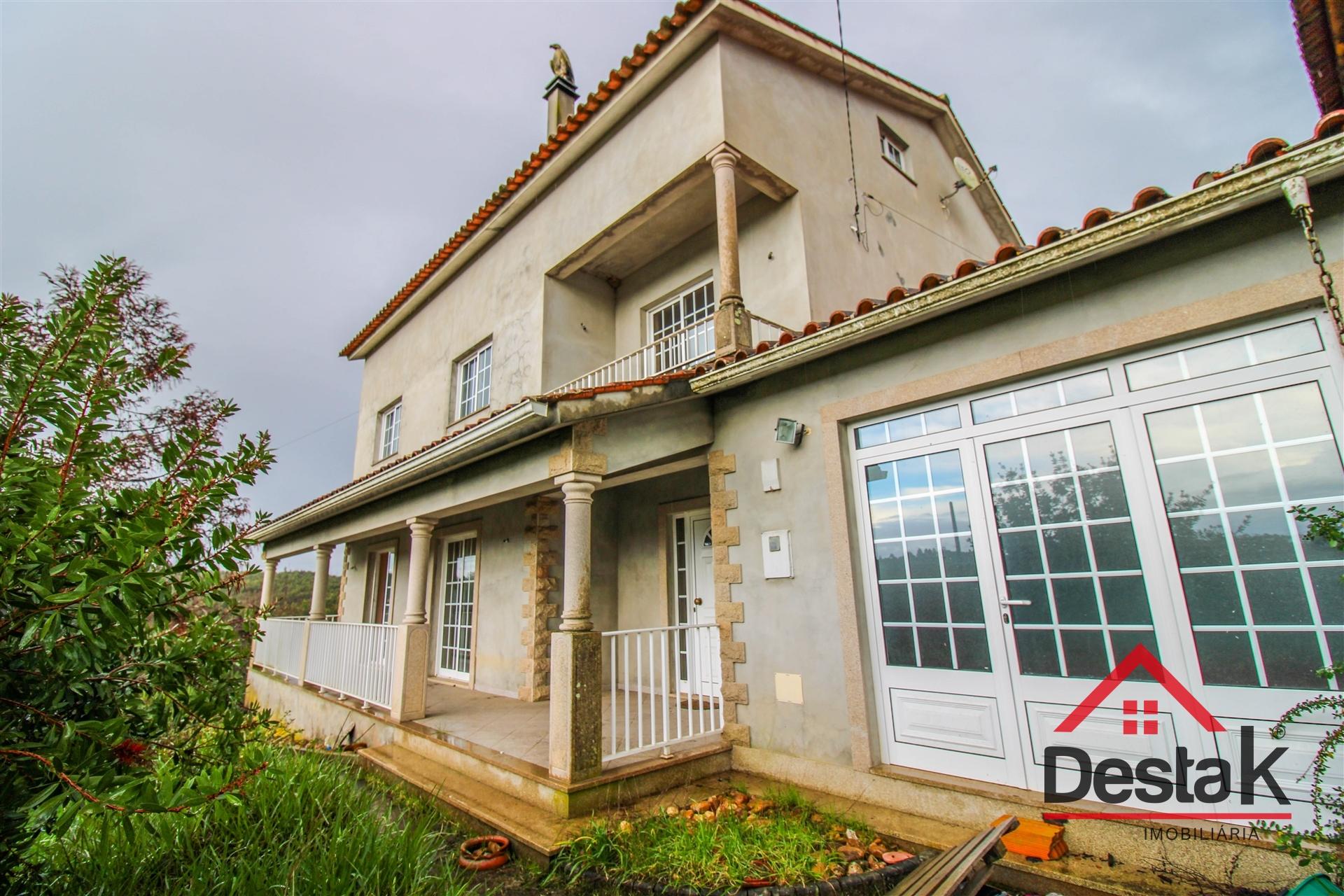 Moradia geminada V3 situada em Santa Comba Dão