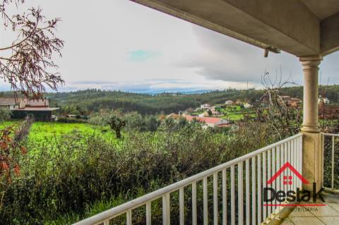 Moradia geminada V3 situada em Santa Comba Dão