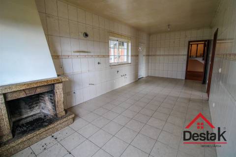 Moradia geminada V3 situada em Santa Comba Dão