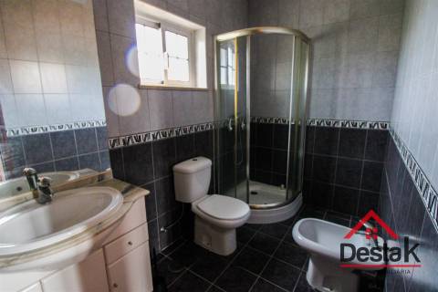 Moradia geminada V3 situada em Santa Comba Dão