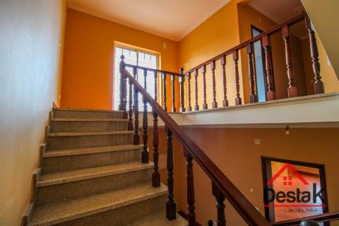 Moradia geminada V3 situada em Santa Comba Dão