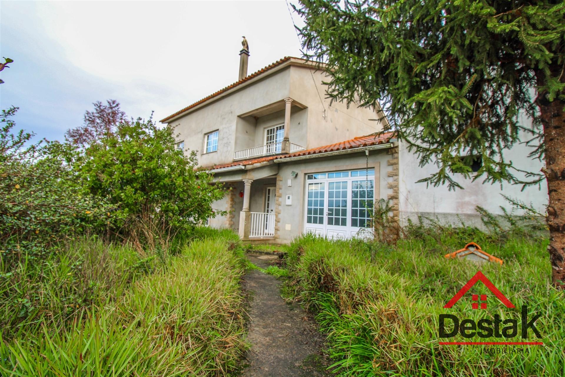 Moradia geminada V3 situada em Santa Comba Dão