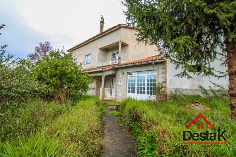 Moradia geminada V3 situada em Santa Comba Dão