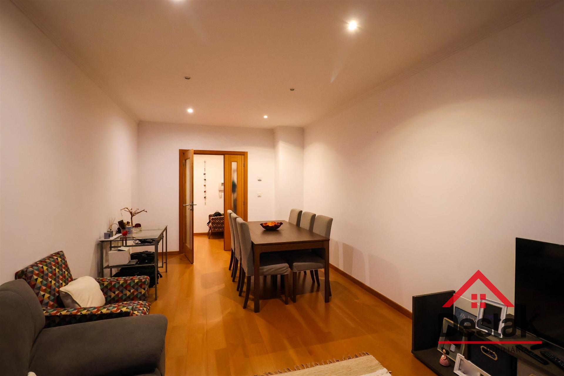 Apartamento T2 para arrendamento junto do Palácio do Gelo