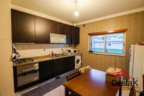 Apartamento T2 para arrendamento junto do Palácio do Gelo