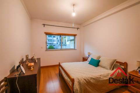 Apartamento T2 para arrendamento junto do Palácio do Gelo