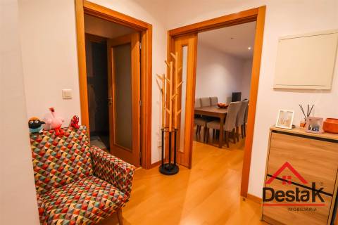 Apartamento T2 para arrendamento junto do Palácio do Gelo