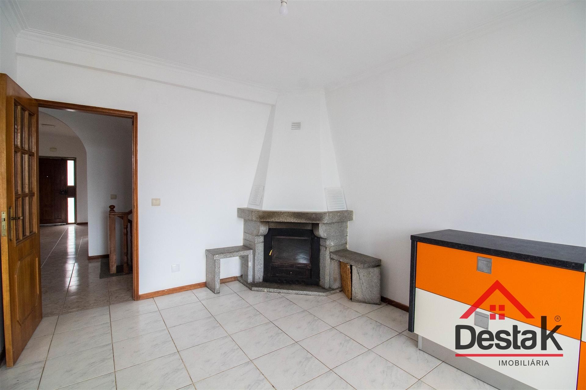 Moradia V4 com Jardim a 7 Minutos do Centro de Viseu.