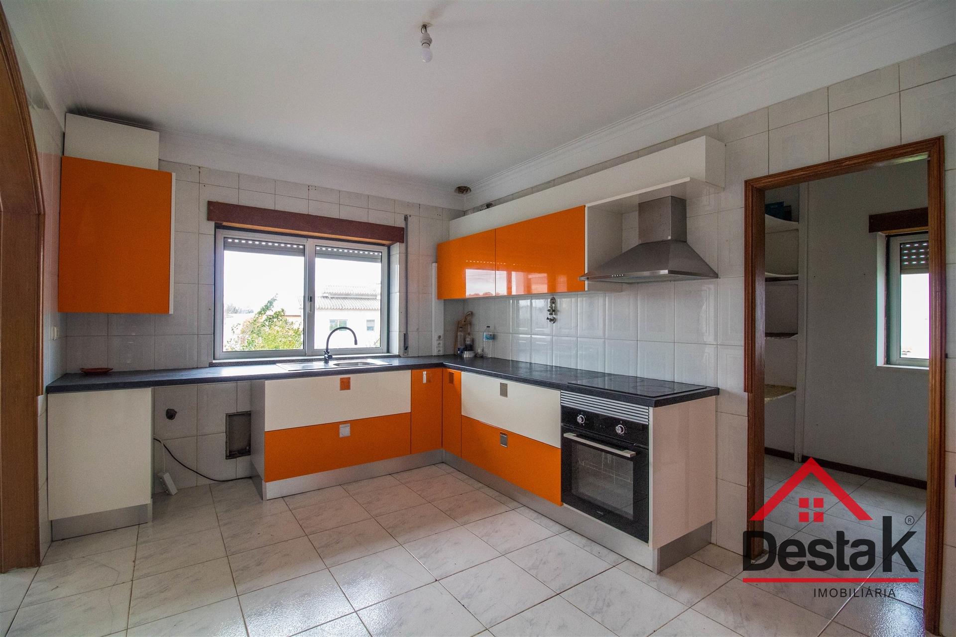 Moradia V4 com Jardim a 7 Minutos do Centro de Viseu.