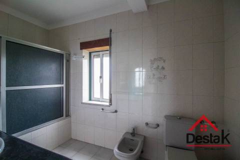 Moradia V4 com Jardim a 7 Minutos do Centro de Viseu.