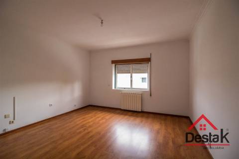 Moradia V4 com Jardim a 7 Minutos do Centro de Viseu.