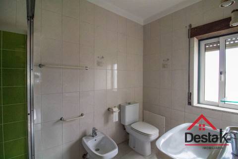 Moradia V4 com Jardim a 7 Minutos do Centro de Viseu.