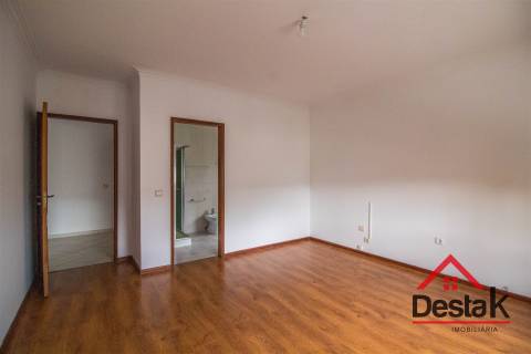 Moradia V4 com Jardim a 7 Minutos do Centro de Viseu.