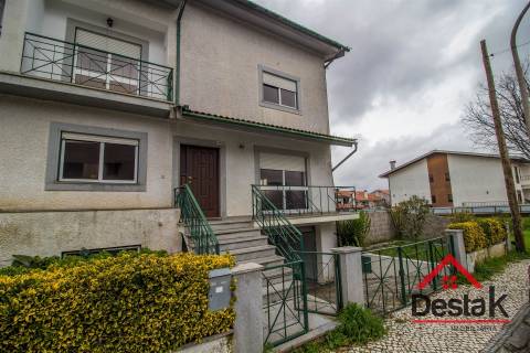 Moradia V4 com Jardim a 7 Minutos do Centro de Viseu.