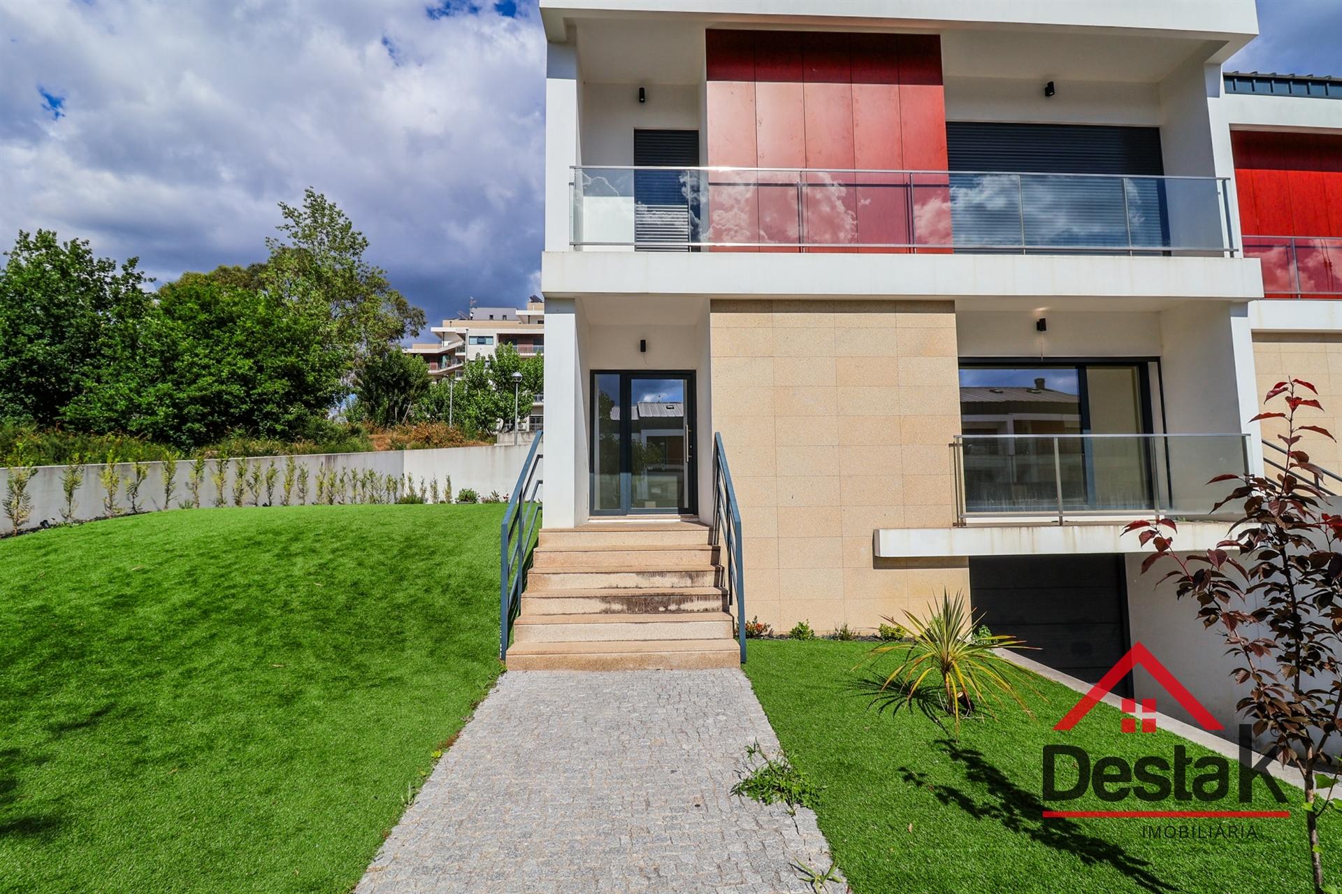 Moradia V4 para arrendamento com piscina em Viseu