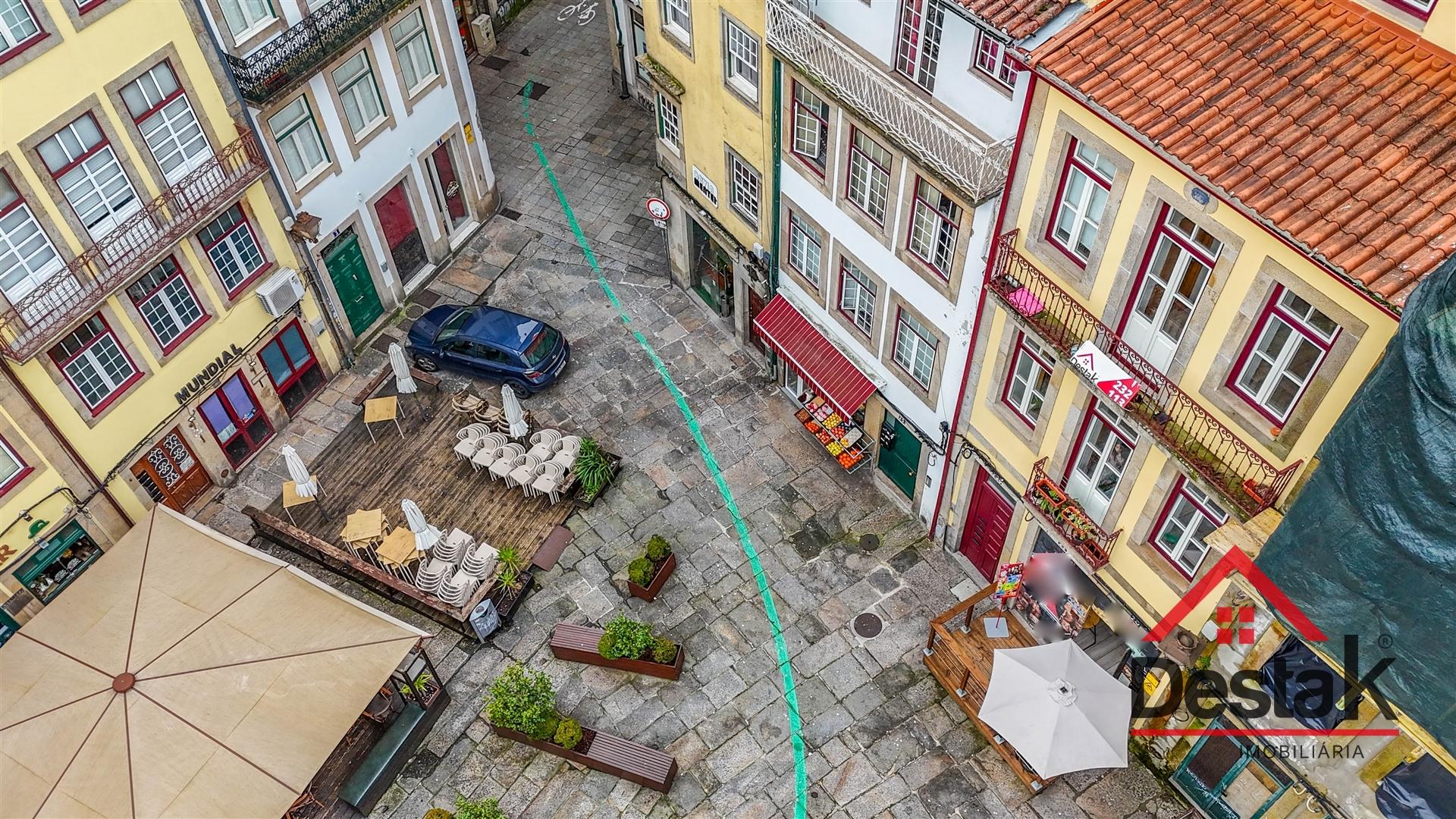 2 Apartamentos + 1 Loja para venda no Centro de Viseu