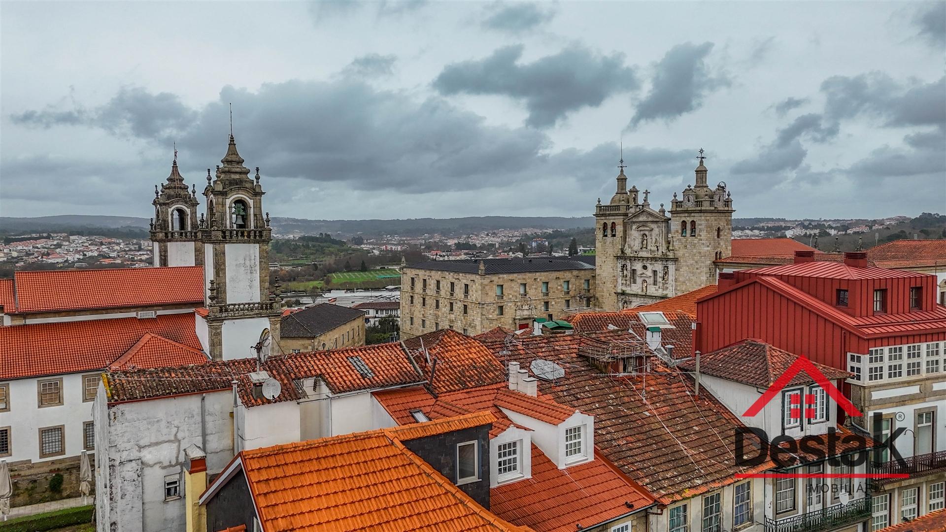2 Apartamentos + 1 Loja para venda no Centro de Viseu
