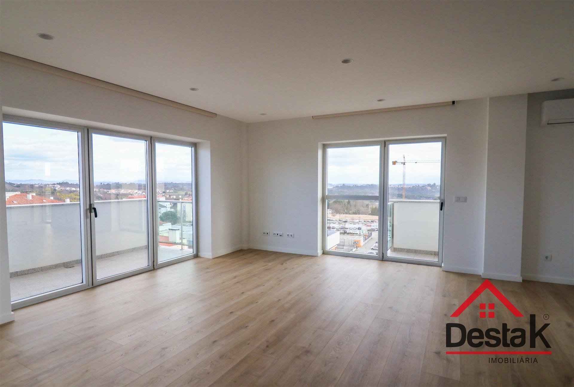 Apartamento T3 para arrendamento junto do Palácio do Gelo