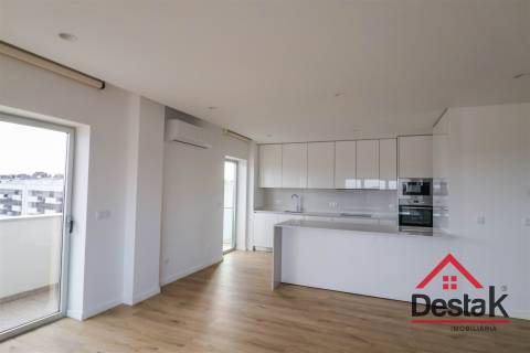 Apartamento T3 para arrendamento junto do Palácio do Gelo