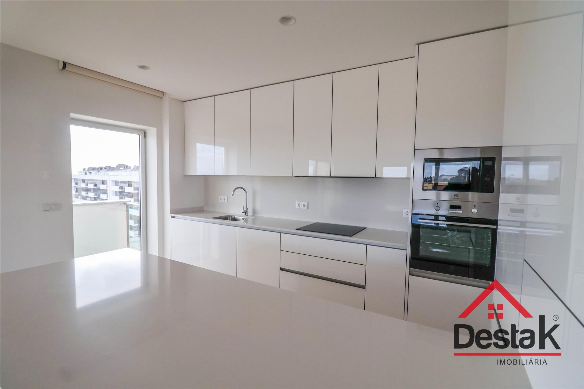 Apartamento T3 para arrendamento junto do Palácio do Gelo