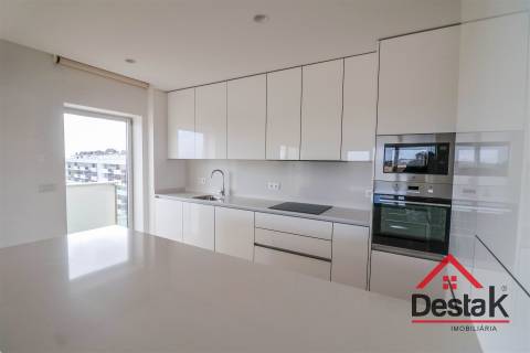 Apartamento T3 para arrendamento junto do Palácio do Gelo