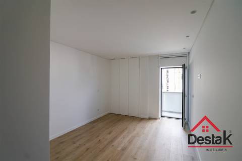 Apartamento T3 para arrendamento junto do Palácio do Gelo