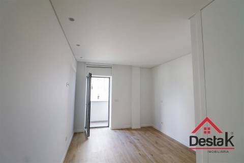 Apartamento T3 para arrendamento junto do Palácio do Gelo