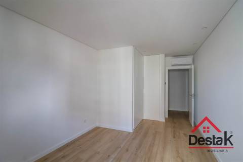 Apartamento T3 para arrendamento junto do Palácio do Gelo