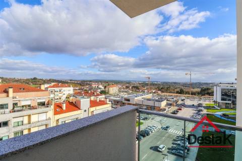 Apartamento T3 para arrendamento junto do Palácio do Gelo