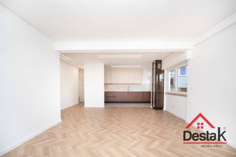 Apartamento T3 situado no 2º andar em prédio com dois elevadores