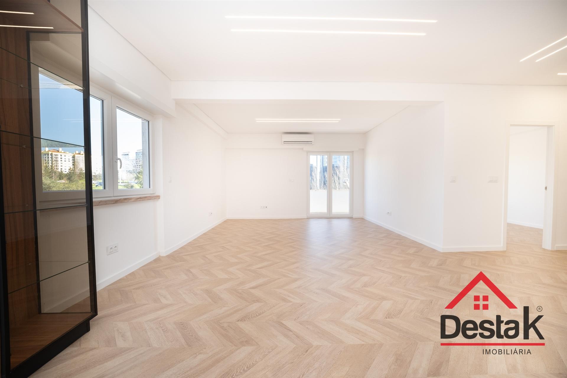 Apartamento T3 situado no 2º andar em prédio com dois elevadores