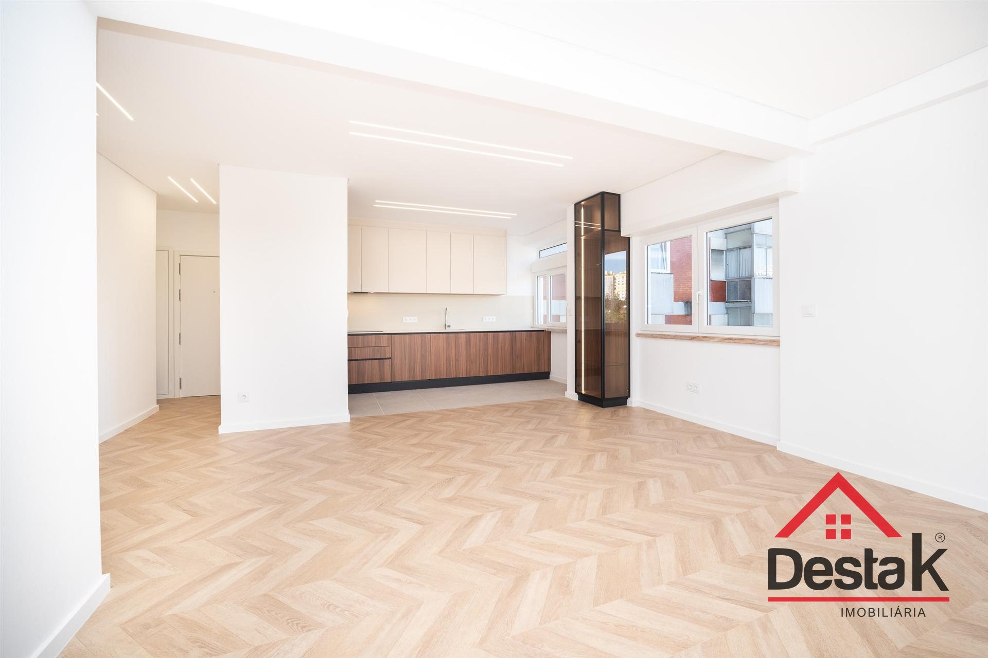 Apartamento T3 situado no 2º andar em prédio com dois elevadores