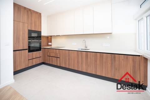 Apartamento T3 situado no 2º andar em prédio com dois elevadores