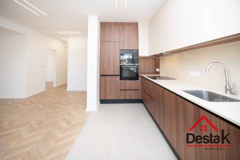 Apartamento T3 situado no 2º andar em prédio com dois elevadores