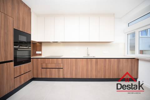 Apartamento T3 situado no 2º andar em prédio com dois elevadores