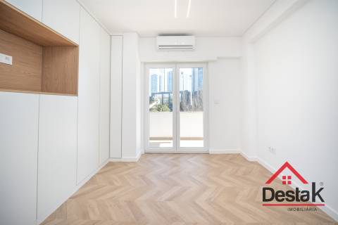 Apartamento T3 situado no 2º andar em prédio com dois elevadores