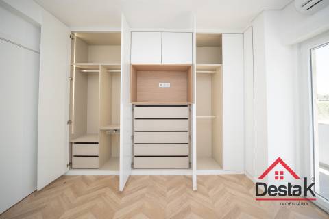 Apartamento T3 situado no 2º andar em prédio com dois elevadores