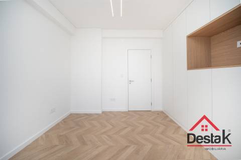 Apartamento T3 situado no 2º andar em prédio com dois elevadores