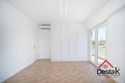 Apartamento T3 situado no 2º andar em prédio com dois elevadores