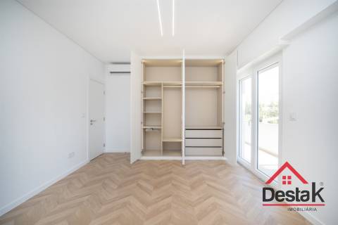 Apartamento T3 situado no 2º andar em prédio com dois elevadores