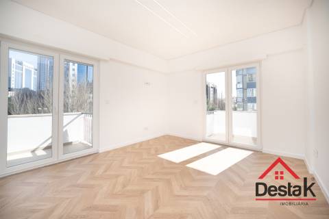 Apartamento T3 situado no 2º andar em prédio com dois elevadores